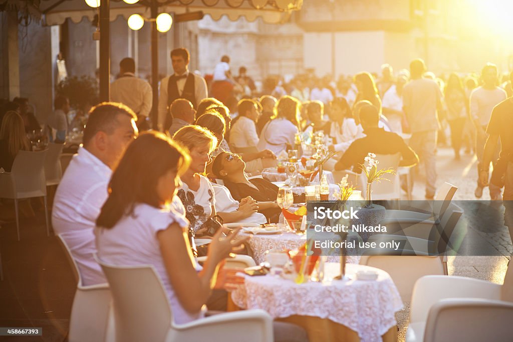 Человек сидит в кафе - Стоковые фото Милан роялти-фри