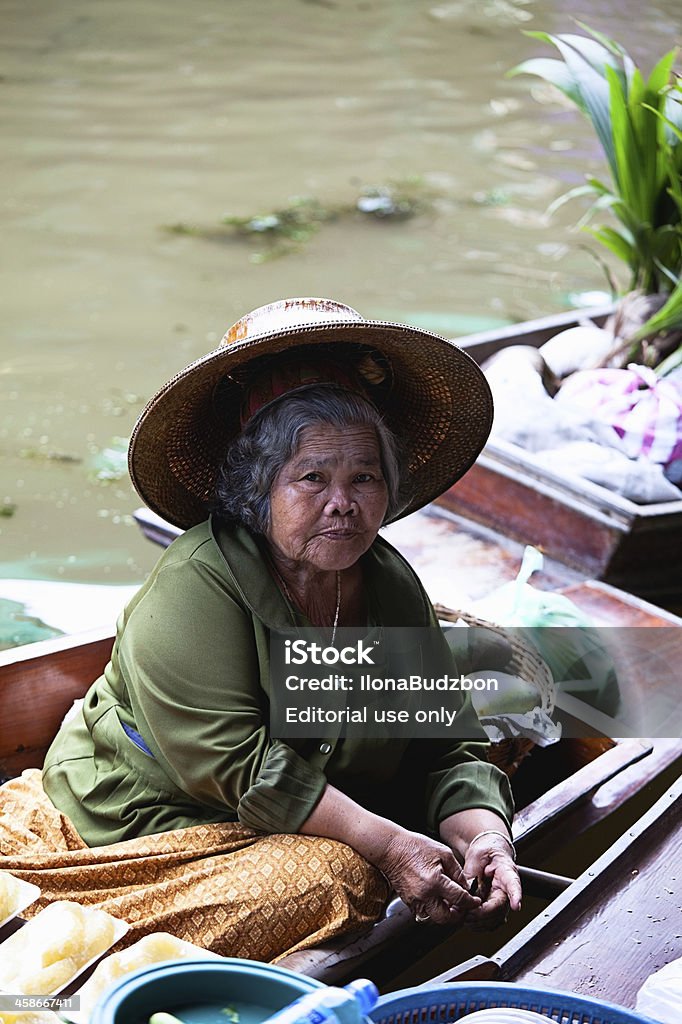 Mercado Flutuante de Damnoen Saduak, Tailândia - Foto de stock de Adulto royalty-free