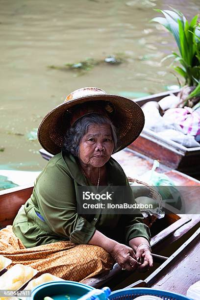 Foto de Mercado Flutuante De Damnoen Saduak Tailândia e mais fotos de stock de Adulto - Adulto, Asiático e indiano, Bangkok