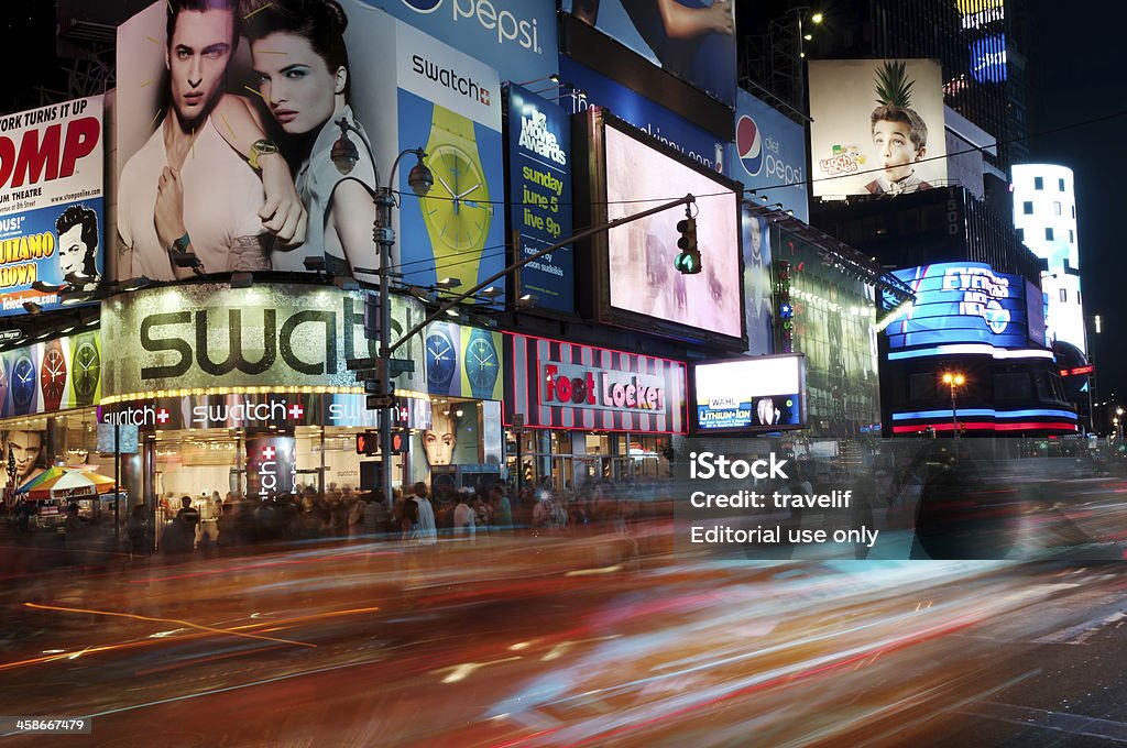 Times Square w ruchu w nocy - Zbiór zdjęć royalty-free (Billboard)