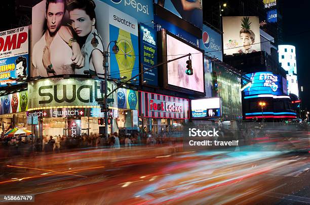 Times Square W Ruchu W Nocy - zdjęcia stockowe i więcej obrazów Billboard - Billboard, Biznes, Broadway - Manhattan