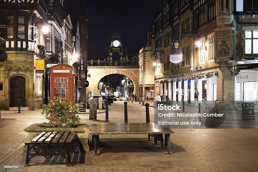 Chester Eastgate a notte - Foto stock royalty-free di Chester - Inghilterra