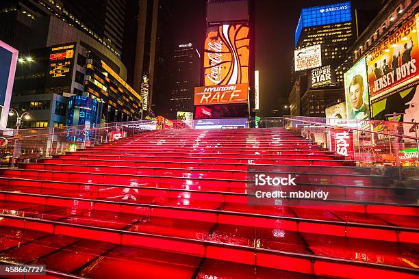 Vermelho Passos Sobre Tkts Na Times Square Cidade De Nova Iorque - Fotografias de stock e mais imagens de Ao Ar Livre