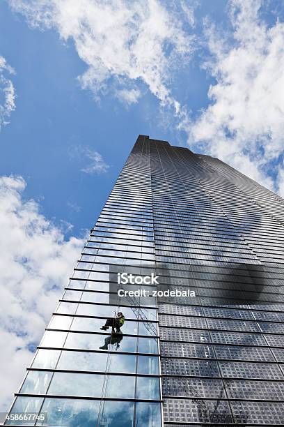 Foto de Limpador De Janela Em Um Altos Arranhacéus No Centro De Negócios e mais fotos de stock de Consertador de Chaminé