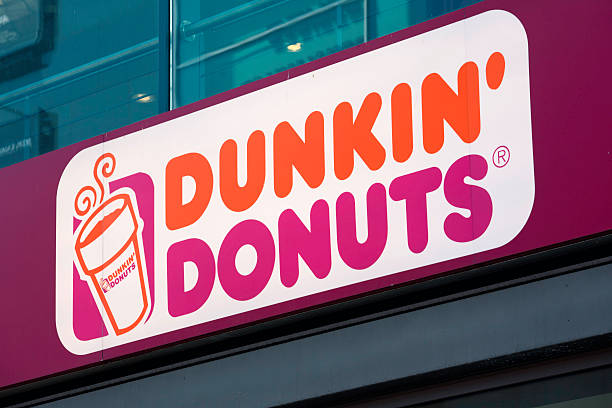 dunkin'donuts - coffee shop editorial germany berlin germany foto e immagini stock