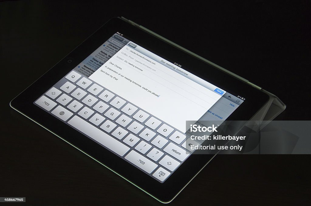 iPad2 con Smart Cover viene usato per comporre un messaggio di posta elettronica - Foto stock royalty-free di E-Mail