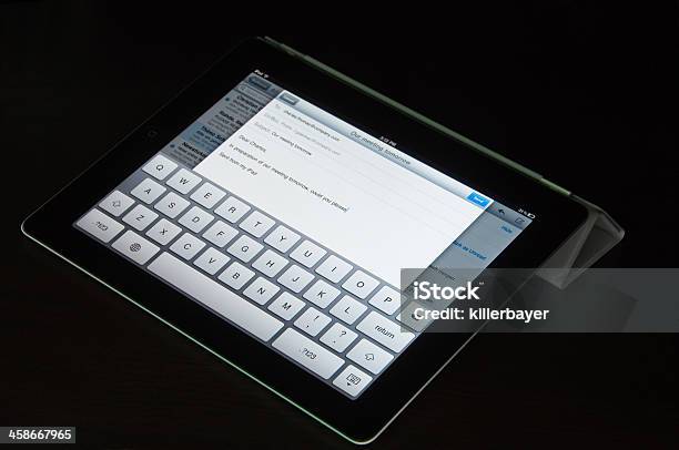 Ipad2의 카메라로 사진을 찍을 스마트 커버 사용하여 이메일을 편지쓰기 전자메일에 대한 스톡 사진 및 기타 이미지 - 전자메일, 지력, 0명
