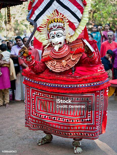 Theyyam Performance Kannur Kerala Indien Stockfoto und mehr Bilder von Bewegung - Bewegung, Bundesstaat Kerala, Bühnenkostüm