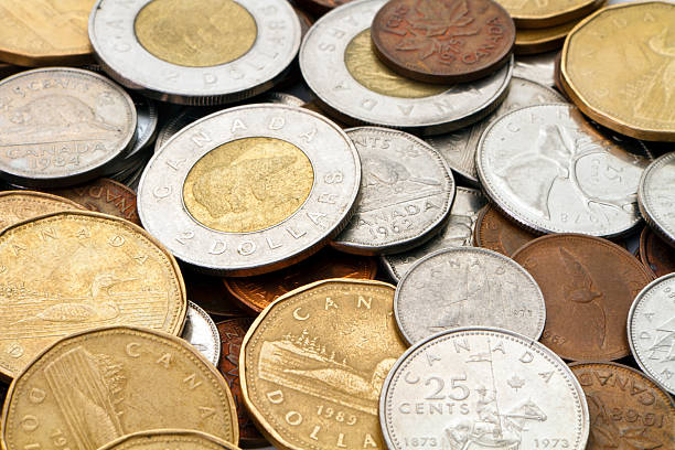 tas de pièces de monnaie canadienne moderne - number 10 gold business paper currency photos et images de collection
