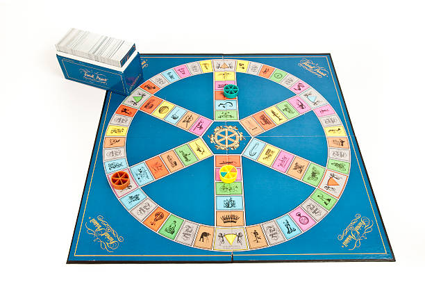 trivial pursuit spielbrett mit karte box und spieler-stücke - righter stock-fotos und bilder