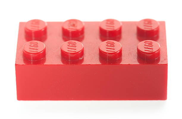один красный lego блока, кирпичный - lego toy close up characters стоковые фото и изображения