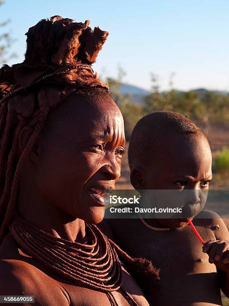 Portret Himbe - Fotografie stock e altre immagini di Accudire - Accudire, Ambientazione esterna, Arto - Parte del corpo