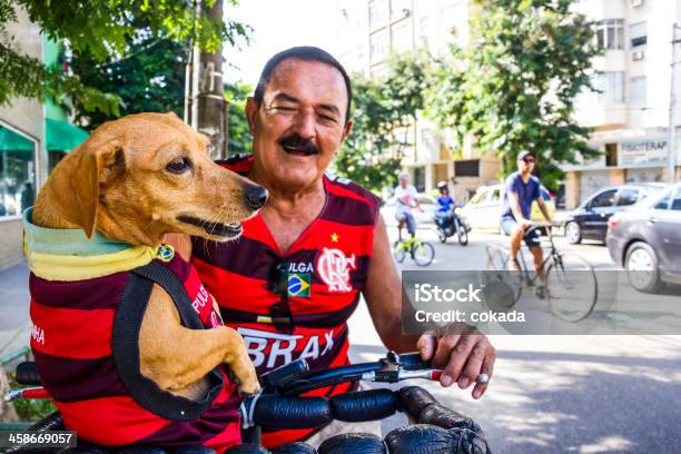 Photo libre de droit de Les Fans De Football banque d'images et plus d'images libres de droit de Hommes seniors - Hommes seniors, Rio de Janeiro, Adulte