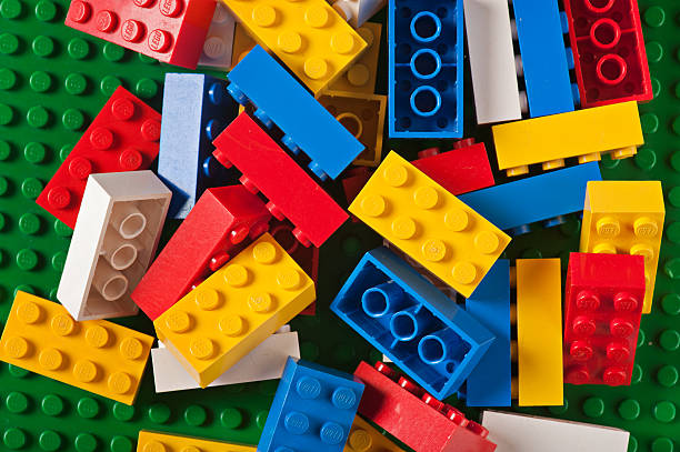 edificio de ladrillos lego bloques - lego toy close up characters fotografías e imágenes de stock