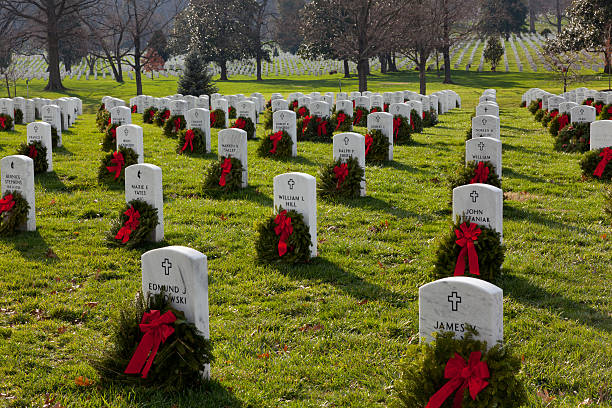 navidad-wreaths en el cementerio de arlington - arlington virginia cemetery arlington national cemetery national landmark fotografías e imágenes de stock