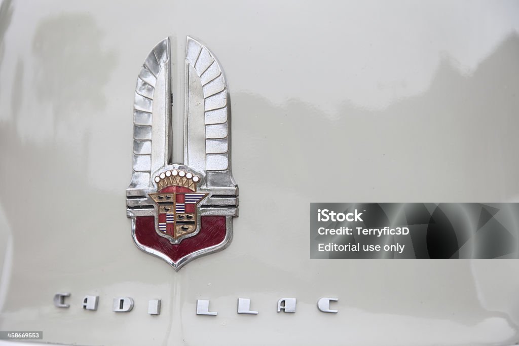 Античный Cadillac спереди и капюшон - Стоковые фото 1940-1949 роялти-фри
