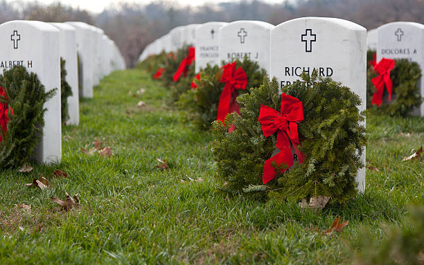 navidad-wreaths en el cementerio de arlington - arlington virginia cemetery arlington national cemetery national landmark fotografías e imágenes de stock