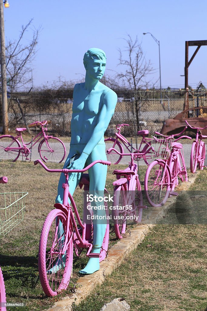 Przetworzony różowy rowerów z Blue Mannequin - Zbiór zdjęć royalty-free (Bicykl)