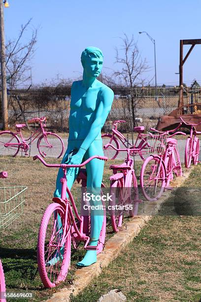 Переработанный Розовый Велосипеды С Голубой Манекен — стоковые фотографии и другие картинки Вертикальный