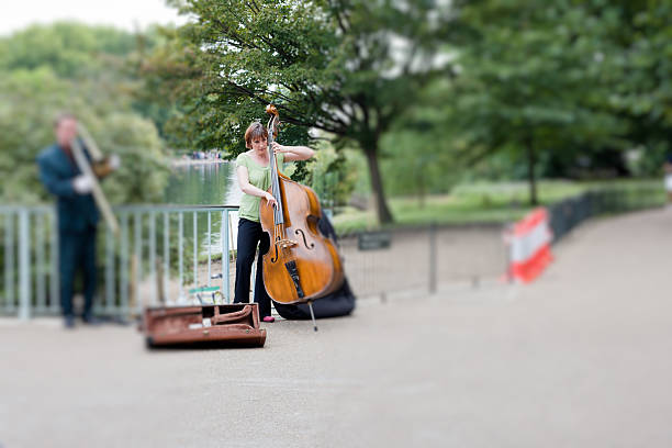 musiker in st. james's park und trompete zu spielen cello, london - city of westminster audio stock-fotos und bilder
