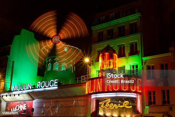 Moulin Rouge Envolturas Corporales En El Salón Green Foto de stock y más banco de imágenes de París