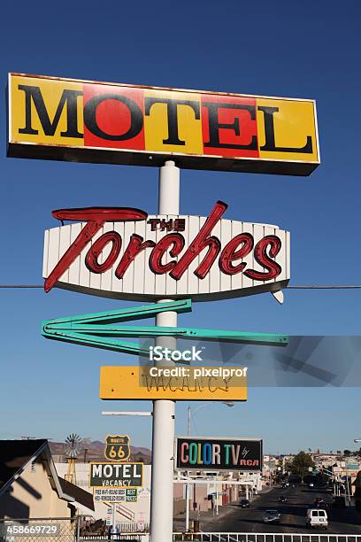 Motel Segno Di Route 66 - Fotografie stock e altre immagini di Barstow - Barstow, Blu, California