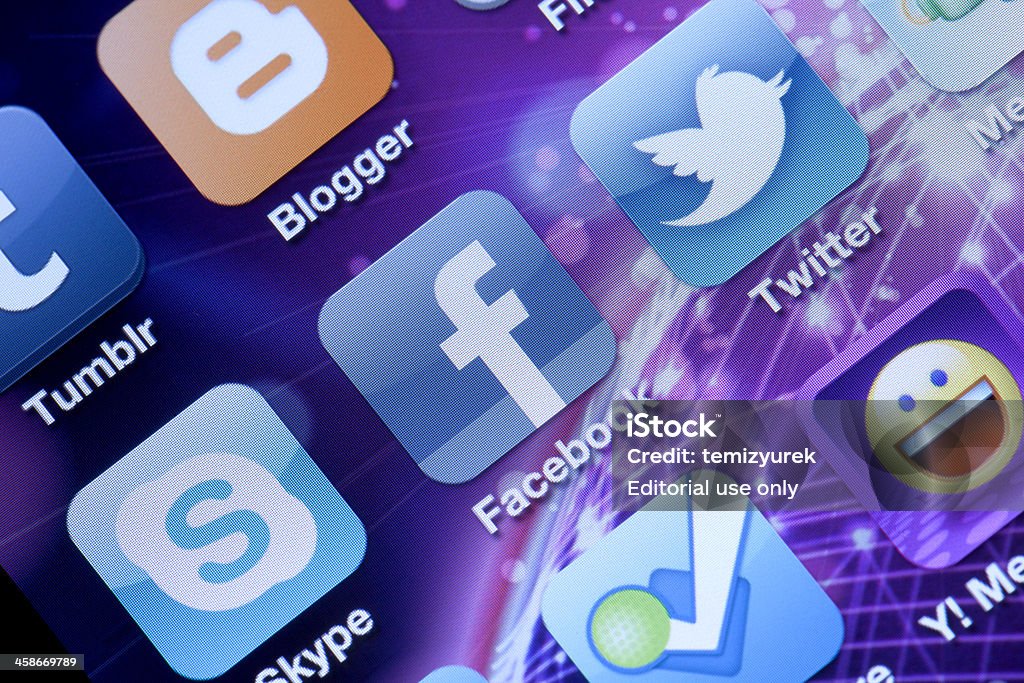 Aplicativos de mídia Social em Apple iPhone 4 - Foto de stock de Aplicação móvel royalty-free