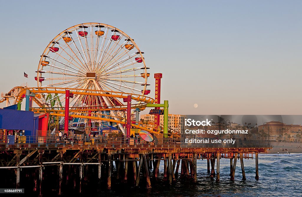 Santa Monica Пристань на закате - Стоковые фото Американские горки роялти-фри