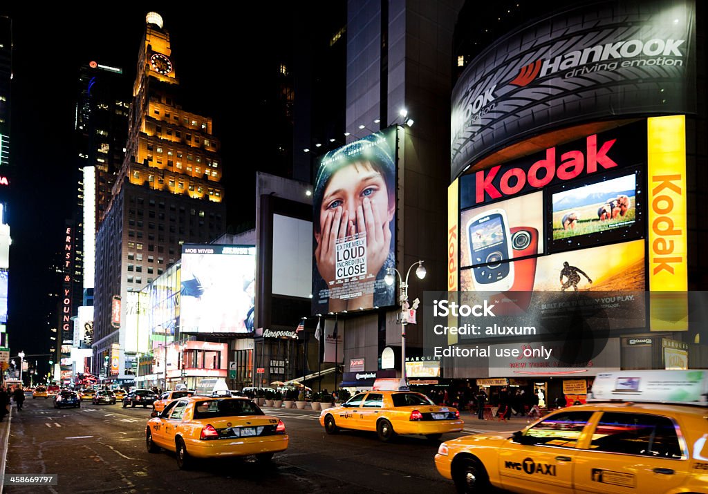 Broadway en la noche de la ciudad de Nueva York - Foto de stock de Amarillo - Color libre de derechos