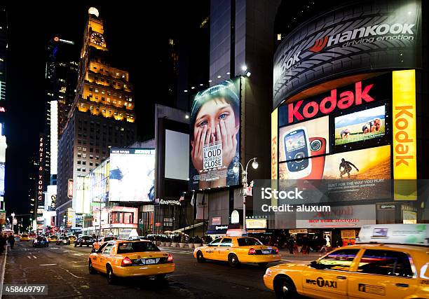 Broadway En La Noche De La Ciudad De Nueva York Foto de stock y más banco de imágenes de Amarillo - Color - Amarillo - Color, Broadway - Manhattan, Calle