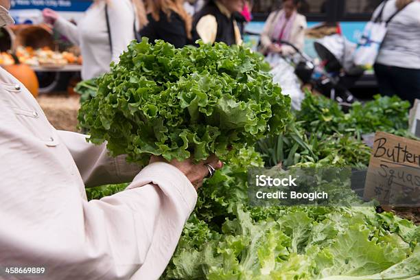 Foto de Compras Para Produtos Verde Em Nyc Farmers Market e mais fotos de stock de Adulto - Adulto, Alface, Alimentação Saudável