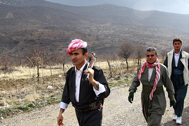 kurdischer soldaten in kurdistan - peschmerga stock-fotos und bilder
