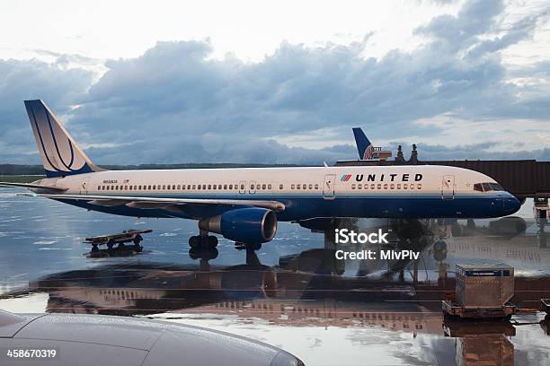 Foto de United Airlines e mais fotos de stock de Aeroporto - Aeroporto, Avião, Avião comercial