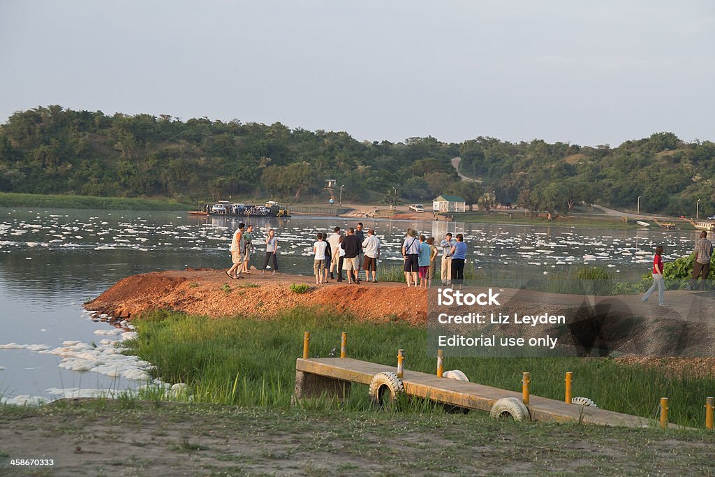 I turisti in attesa del traghetto Paraa; Fiume Nilo; Muchison Falls NP - Foto stock royalty-free di Africa