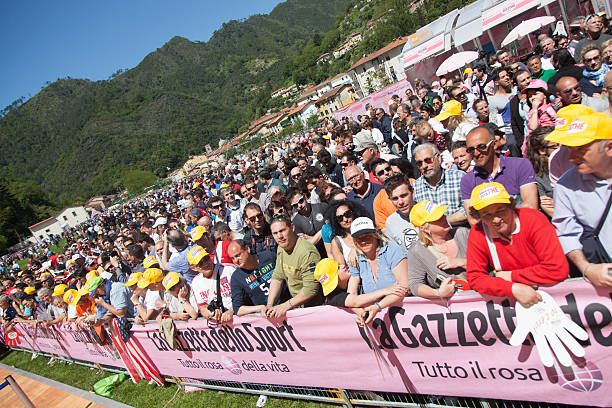 giro d'italia in seravezza - giro ditalia foto e immagini stock