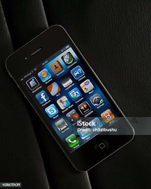 Foto de Aplicações De Redes Sociais No Iphone e mais fotos de stock de Adulto - Adulto, Agenda Eletrônica, Agenda pessoal