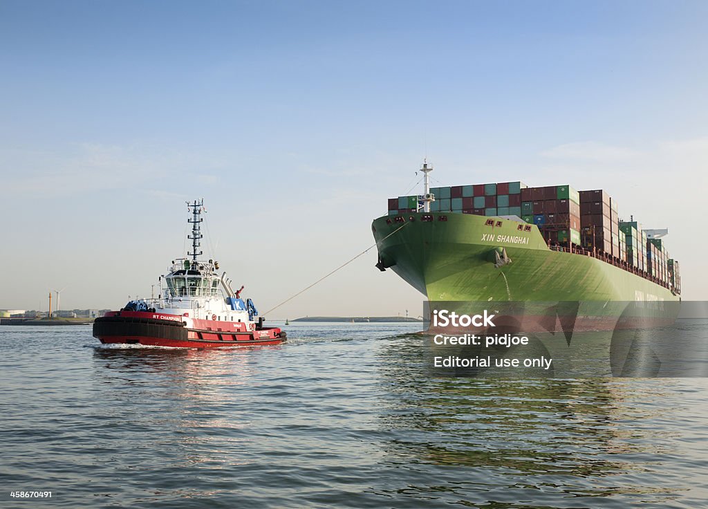 Schlepper Abschleppen container ship - Lizenzfrei Hafen Stock-Foto