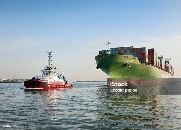 Schlepper Abschleppen Container Ship Stockfoto und mehr Bilder von Hafen - Hafen, Rotterdam, Frachtschiff