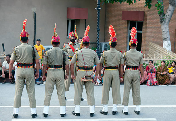 インド人兵士たち国境セレモニーの前にパキスタンフラグ - indian military ストックフォトと画像