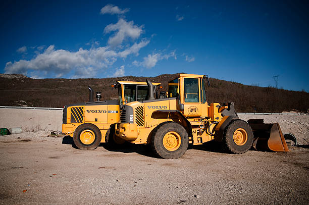 volvo maquinaria de construcción - construction machinery machine industrial equipment grader fotografías e imágenes de stock