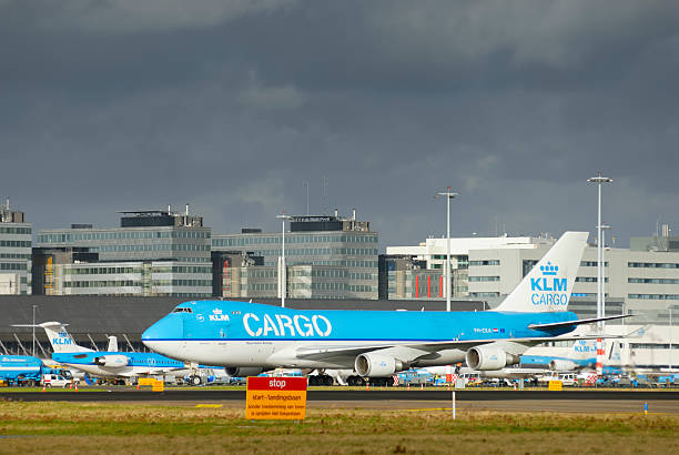 klm オランダ航空のボーイング 747 貨物航空機 - air france klm ストックフォトと画像