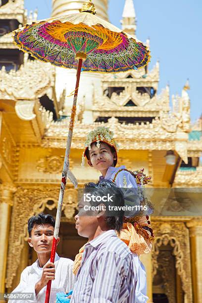 O Pagode De Shwedagon - Fotografias de stock e mais imagens de Adulto - Adulto, Andar, Aprendiz de Monge Budista