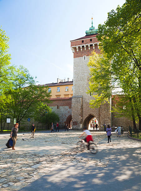 brama florianska, cracovia - florianska street fotografías e imágenes de stock