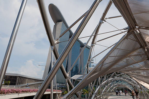 marina bay sands em singapura - marina bay sparse contemporary skyscraper imagens e fotografias de stock