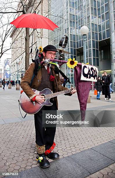 Un Hombre De Banda Foto de stock y más banco de imágenes de Banda de un solo hombre - Banda de un solo hombre, Actuación - Espectáculo, Adulto