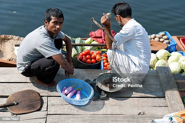 Продажа Овощи На Озеро Дал Индия — стоковые фотографии и другие картинки Азиатский рынок - Азиатский рынок, Азия, Баклажан