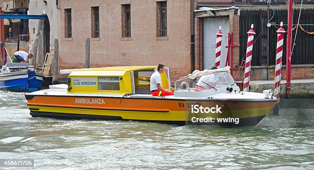 Ambulancia En Venecia Foto de stock y más banco de imágenes de Accidentes y desastres - Accidentes y desastres, Agua, Ambulancia