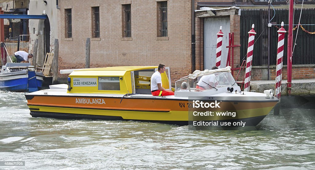 Ambulância em Veneza - Foto de stock de Acidentes e desastres royalty-free