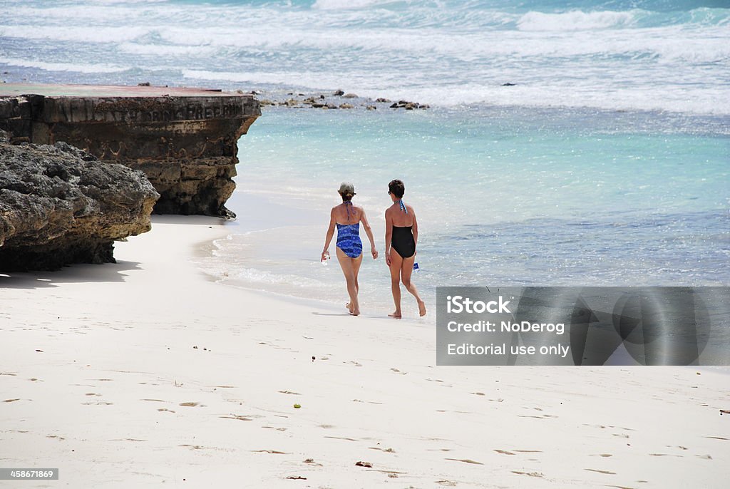 Dos mujeres caminando en la playa en Barbados al estilo de las Indias Occidentales - Foto de stock de Actividad libre de derechos