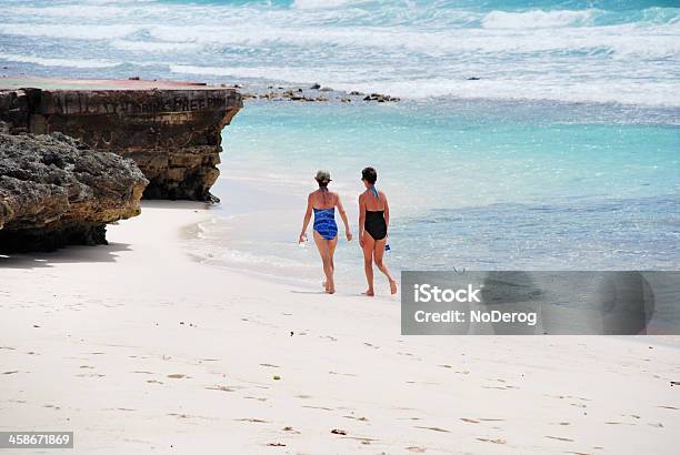 Dos Mujeres Caminando En La Playa En Barbados Al Estilo De Las Indias Occidentales Foto de stock y más banco de imágenes de Actividad